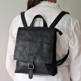 Mochila negra minimalista cuero