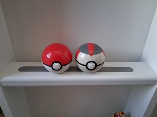  Pokemon 2 Poké Balls 