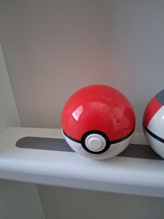  Pokemon 2 Poké Balls 