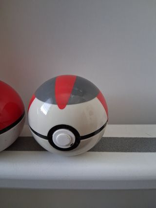  Pokemon 2 Poké Balls 