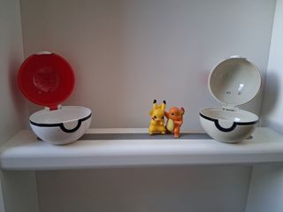  Pokemon 2 Poké Balls 