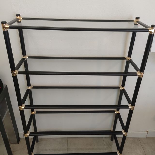 Estantería negra y dorada