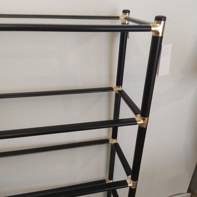 Estantería negra y dorada