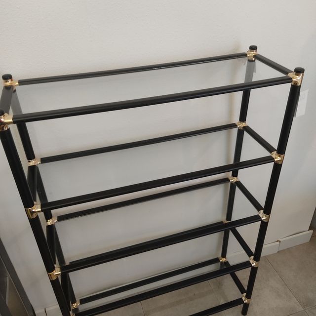 Estantería negra y dorada