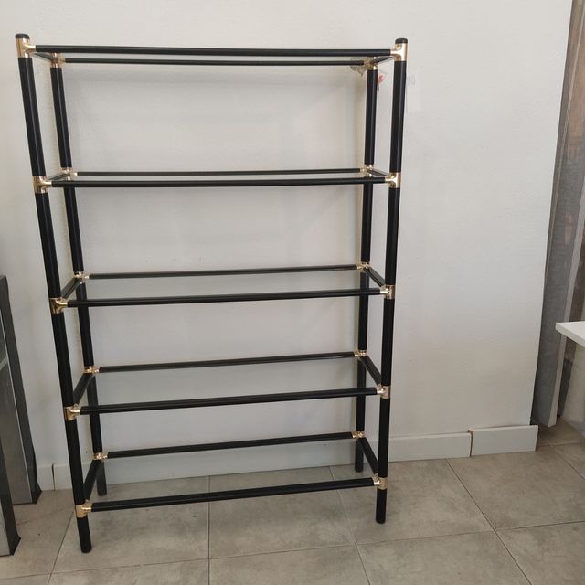 Estantería negra y dorada