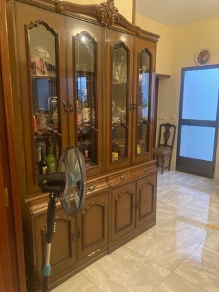 Vitrina y aparador salón antiguo 