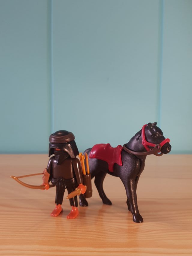 PLAYMOBIL Saqueador del Desierto y su caballo.