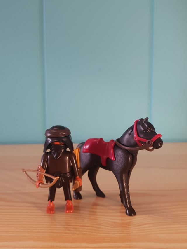 PLAYMOBIL Saqueador del Desierto y su caballo.