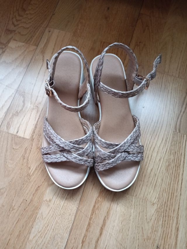 Sandalias  beige de tiras.