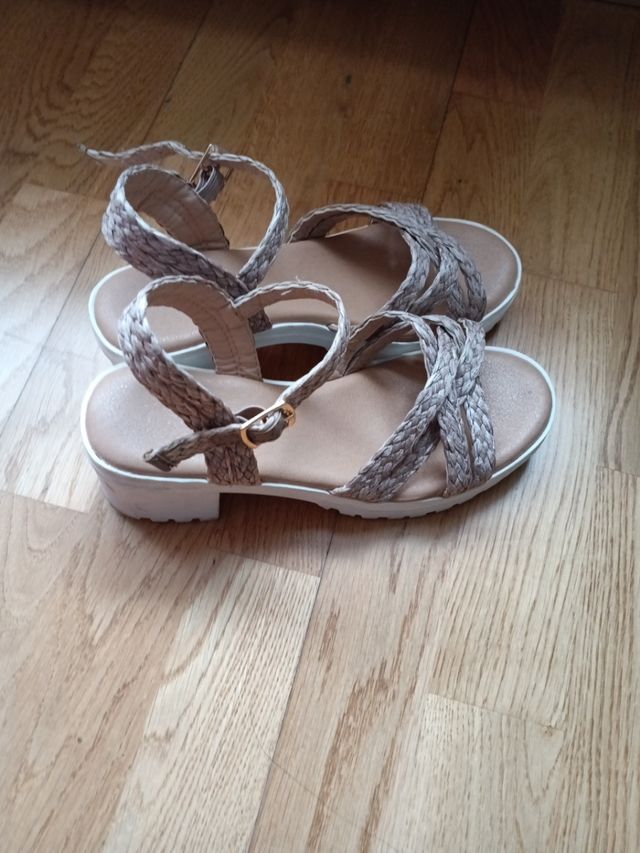 Sandalias  beige de tiras.