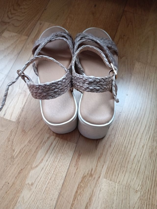 Sandalias  beige de tiras.