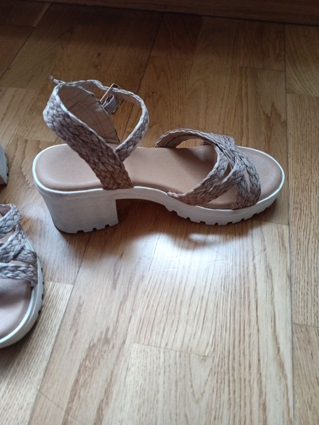 Sandalias  beige de tiras.