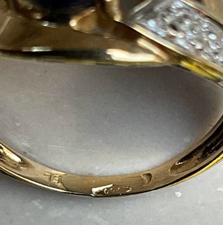Anello oro zaffiri diamanti Il peso è di 2,65 g