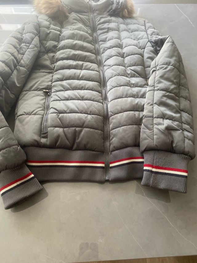 Cazadora gris acolchada con capucha