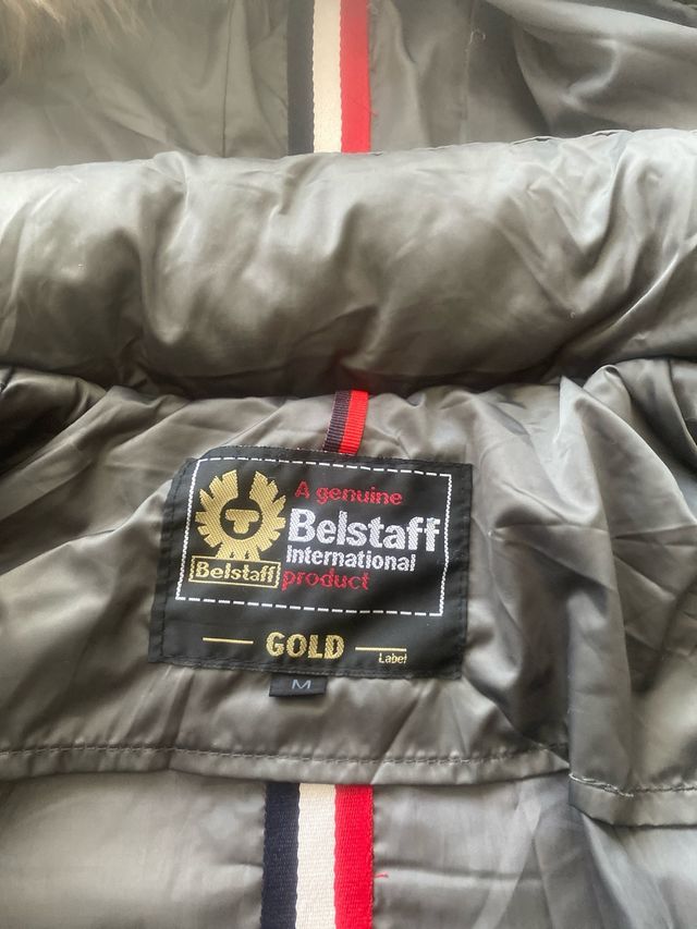 Cazadora gris acolchada con capucha