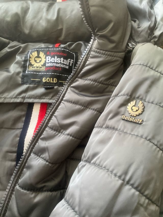 Cazadora gris acolchada con capucha