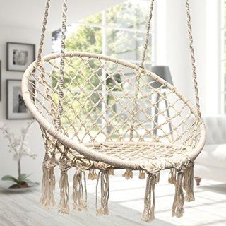 Silla colgante beige en buen estado.
