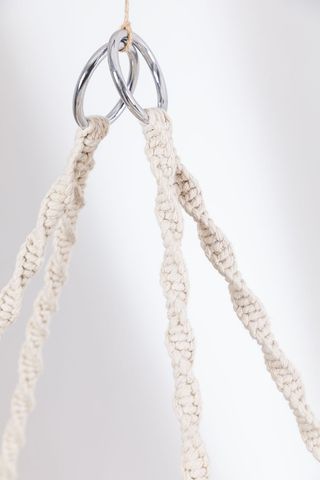 Silla colgante beige en buen estado.