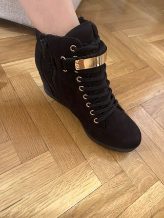 Botas negras mujer tacón dorado