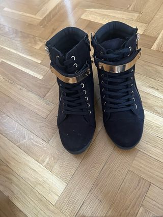 Botas negras mujer tacón dorado