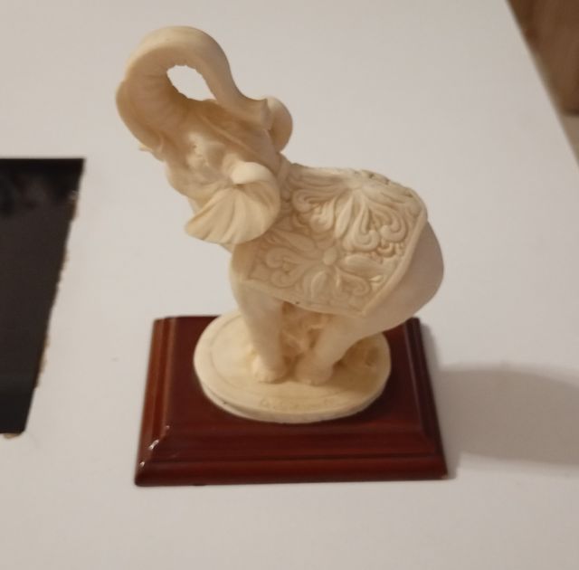 HERMOSA FIGURA DE ELEFANTE DE ALABASTRO, FIRMADA 