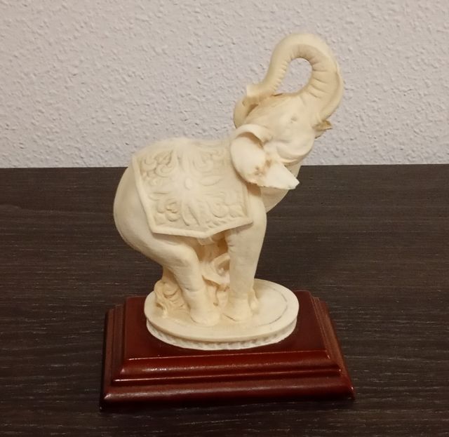 HERMOSA FIGURA DE ELEFANTE DE ALABASTRO, FIRMADA 