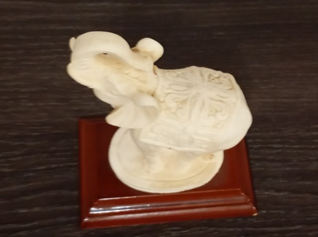 HERMOSA FIGURA DE ELEFANTE DE ALABASTRO, FIRMADA 