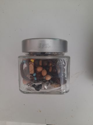 Lote bisutería variada multicolor. Bote pequeño