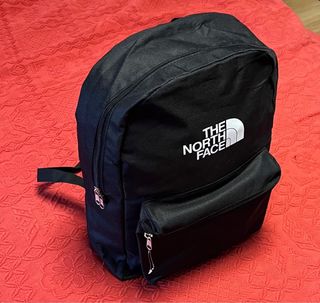 Mochila negra con logo