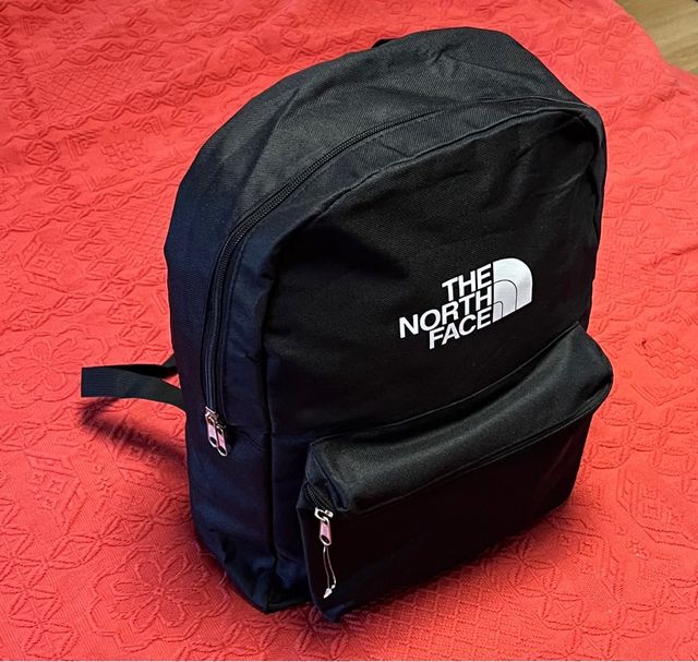 Mochila negra con logo