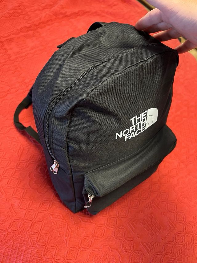 Mochila negra con logo