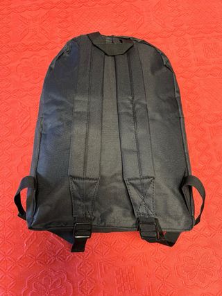 Mochila negra con logo