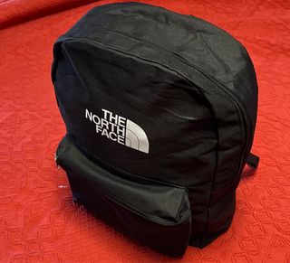 Mochila negra con logo