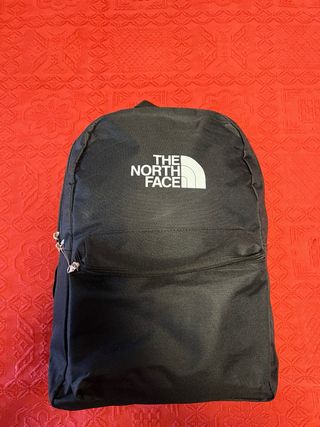 Mochila negra con logo