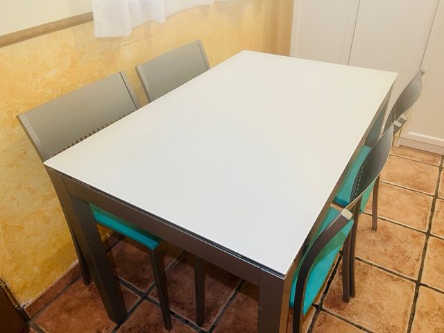 Mesa de cocina Mobliberica 4 sillas Gris y Blanca