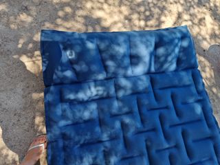 Colchoneta inflable azul