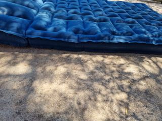 Colchoneta inflable azul