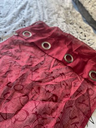 Tende rosse a occhielli