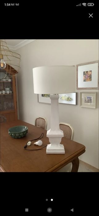 Lámpara con base de madera blanca desgastado