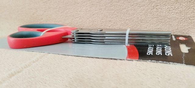 Tijera de cocina 5 cortes simultáneos acero inox.