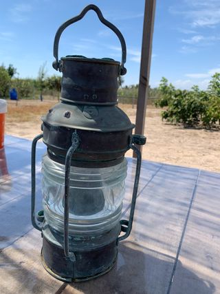 Antiguo farol náutico de cobre