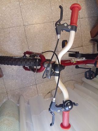 Bicicleta niño Giant roja, sin usar.Nueva.
