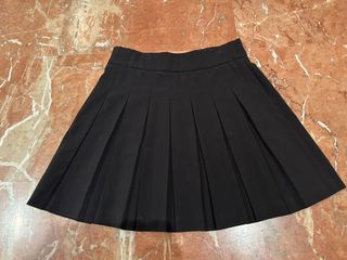Falda plisada negra, tu imprescindible