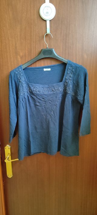 Camiseta azul bordada