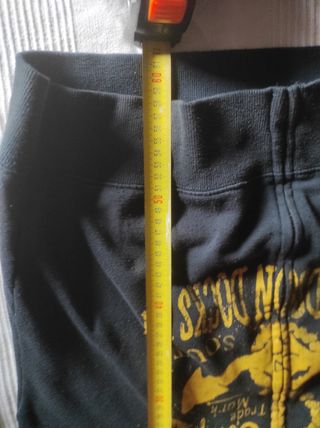 Chaqueta negra con capucha 