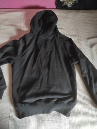 Chaqueta negra con capucha 
