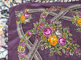 Pañuelo floral morado con flecos
