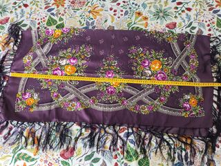 Pañuelo floral morado con flecos