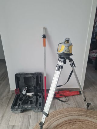 Láser rotativo con trípode, regla y detector señal