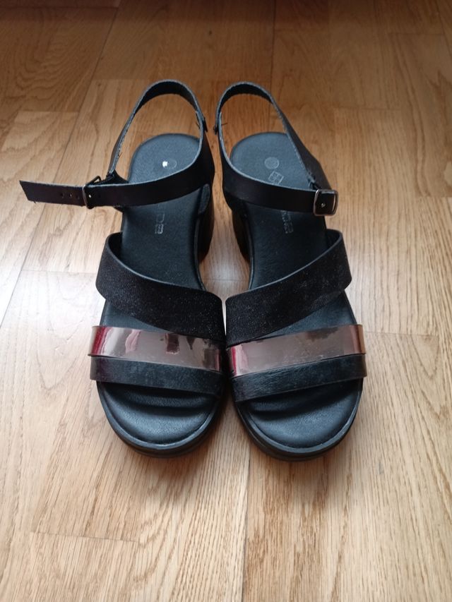 Sandalias negras y doradas.